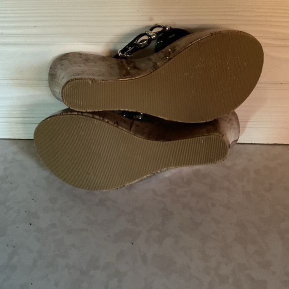 385 Fifth Black and Tan Women's Wedge Sandals 4 inch heel size 9 - Picture 5 of 5